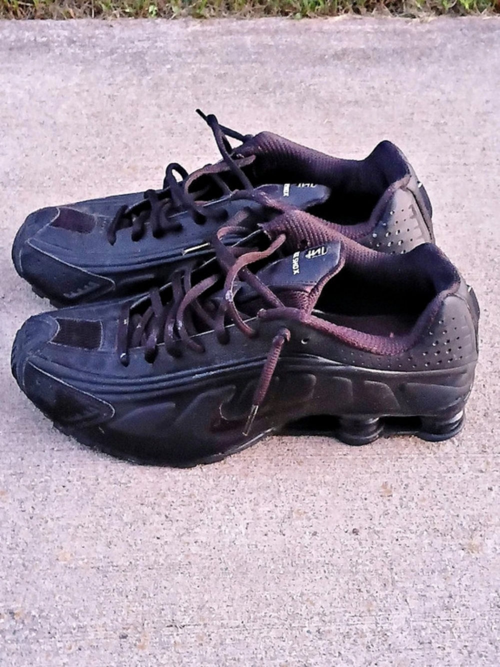 Nike Shox R4 Men's Triple Black Sneakers Size US 11